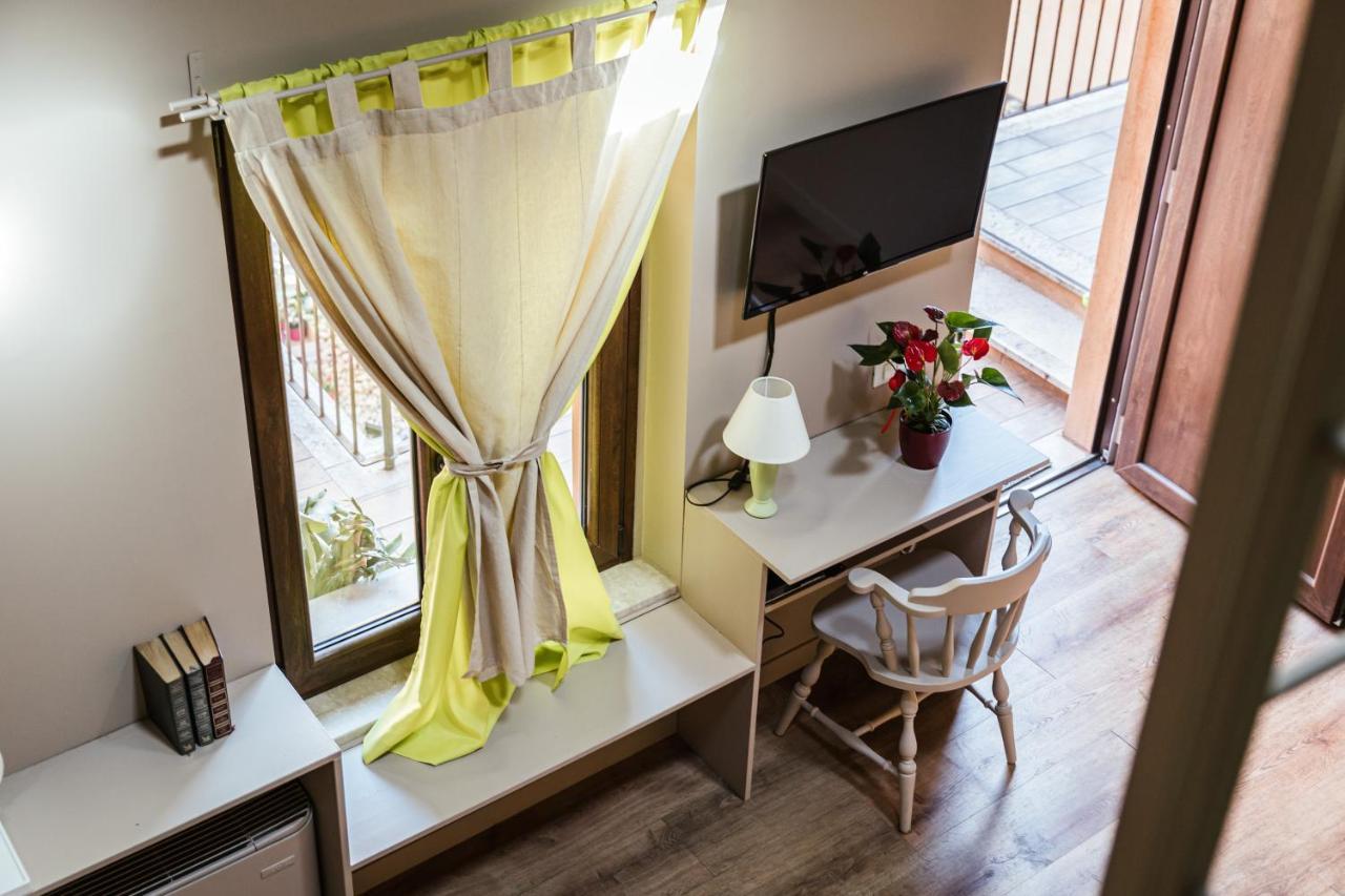 Antico Borgo B&B Con Spa - Adults Only Manerba del Garda Exterior photo